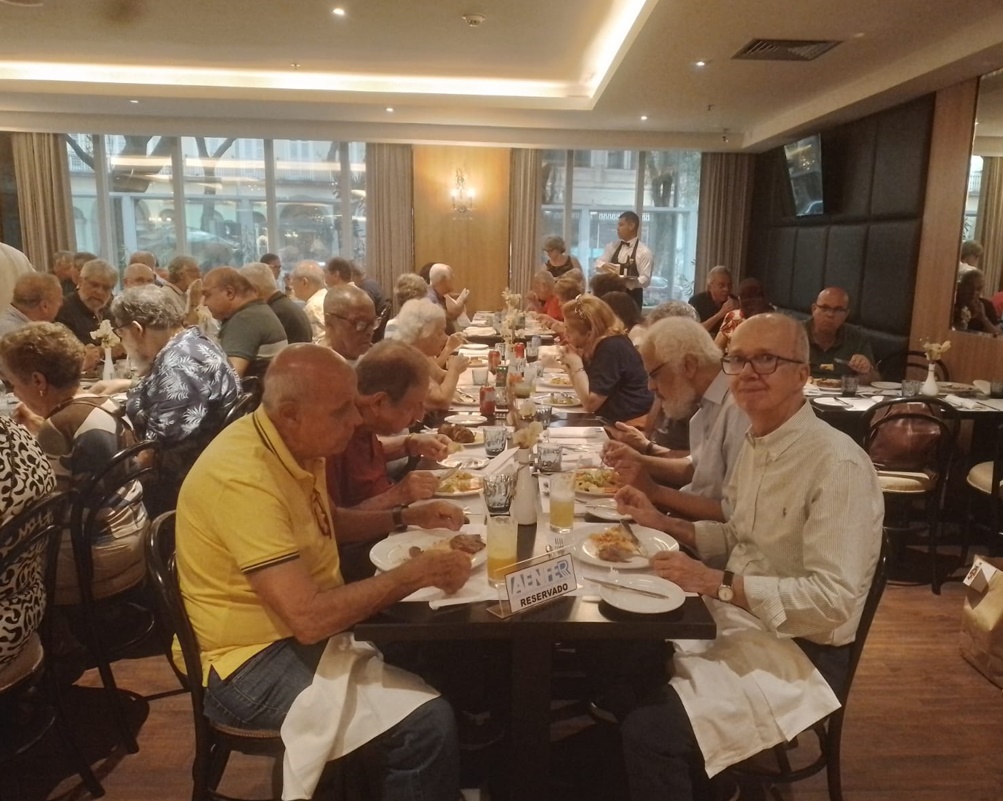 Aenfer reúne associados para confraternização de Natal