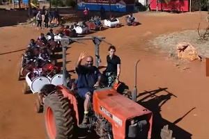 Mais de 20 tambores de metal que iriam para o lixo viraram um trem