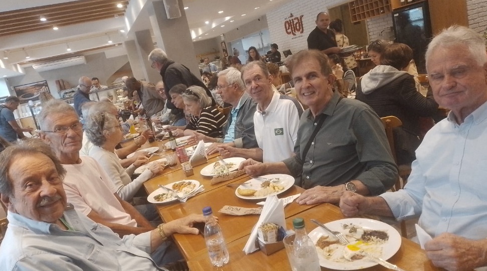 AENFER celebra aniversariantes e homenageia as mães em encontro de confraternização