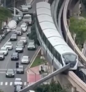 Guindaste cai na estrutura do monotrilho