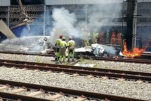 Avião cai e pega fogo sobre os trilhos de estação de trem